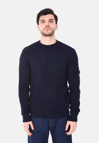 Maglione a coste di colore navy con scollatura a girocollo e maniche lunghe, caratterizzato da un motivo testurizzato e polsini e orlo elasticizzati.