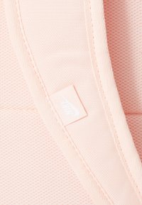 Nike Sportswear ELMNTL UNISEX SET - Dnevni ruksak - washed coral/orange/(white)