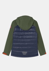 Padded jacket z ciemnoniebieską korpusem i zielonymi rękawami. Posiada kaptur, odblaskowe akcenty i teksturowane wykończenie z tyłu.
