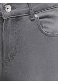 Jeans de ganga cinza com textura lisa e ligeira elasticidade. Apresentam o clássico design de cinco bolsos e fecho com botão metálico.