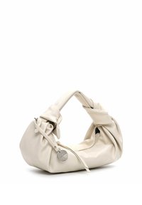 Sac à main en cuir blanc cassé doux avec poignée torsadée, côtés froncés et une plaque de marque ronde en métal attachée à une sangle.