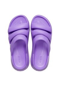 Sandali a scivolo viola con due ampi cinturini, soletta testurizzata e materiale in gomma liscia, dotati di fori di drenaggio e suola flessibile.