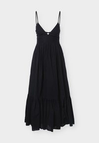 Μαύρο μακρύ φόρεμα χωρίς μανίκια με λεπτές τιράντες, λαιμόκοψη σε σχήμα V, κορσάζ με πιέτες και φούστα με συστρεφόμενα στρώματα σε λευκό φόντο.