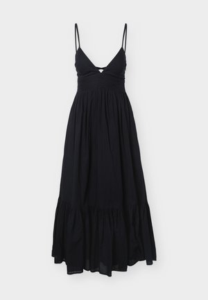Svart ermeløs maxikjole med tynne stropper, V-utringning, rynket overdel og samlet, lagdelt skjørt på hvit bakgrunn.