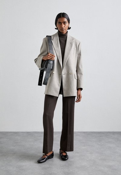 Filippa K TWIST SEAM TROUSERS - Tygbyxor - mocha