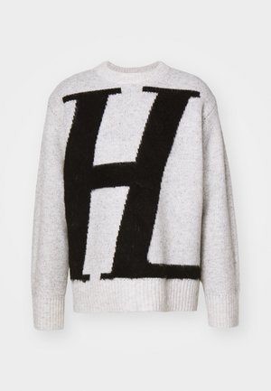 Suéter de malha cinza com uma grande letra "H" preta na frente, punhos e gola canelados. Textura macia com um design de ajuste relaxado.