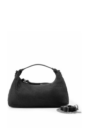 Schwarze, strukturierte Handtasche mit kurzem Griff, daneben ein abnehmbarer Riemen mit Ketten- und Lederdetails, vor weißem Hintergrund.