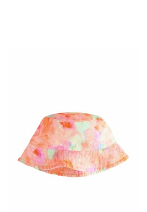 Sombrero de cubo hecho de una tela ligera que presenta un patrón abstracto de acuarela en melocotón, rosa y verde menta. Textura suave, ala ancha.
