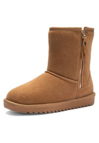 Mellemlang brun ruskindsvinterstøvle med sidelukning og struktureret gummisål for bedre greb.