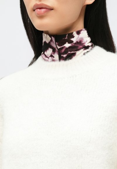 Biely pletený sveter s vysokým golierom, zdobený fialovo-krémovým abstraktným vzorom, ktorý zdôrazňuje hladkú textúru a mäkkú látku.