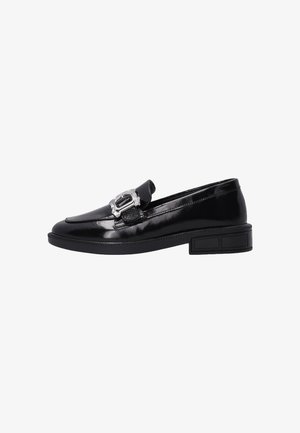 Schwarze Lackleder-Loafer mit einem silbernen Schnallenakzent, leicht erhöhter schwarzer Gummisohle und glatter, glänzender Oberfläche.