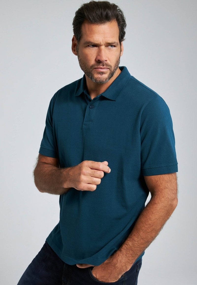 Mörk teal polo skjorta för män i mjukt tyg. Har en klassisk krage, korta ärmar och en tvåknapprad, med en rak fåll.