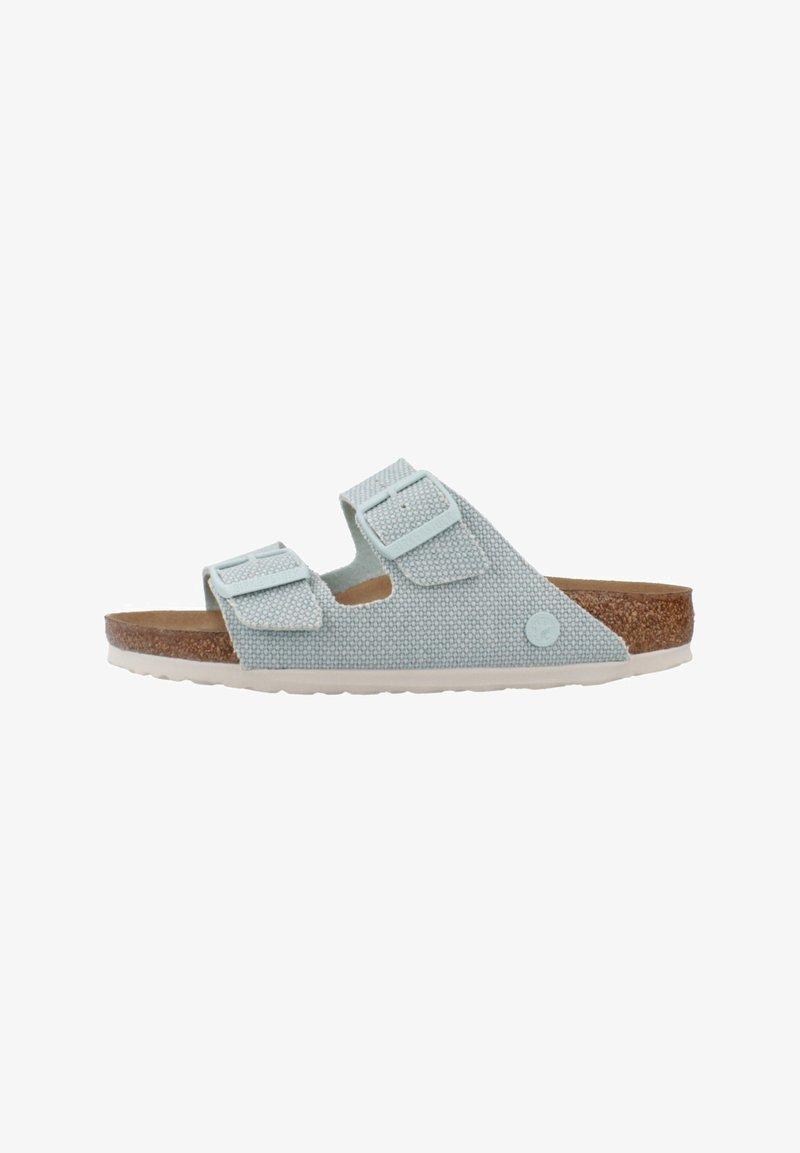 Hellblaue strukturierte Sandalen mit zwei verstellbaren Riemen, Korkfußbett und weißer Gummisohle. Verfügt über ein rechteckiges Logo-Detail an der Seite.
