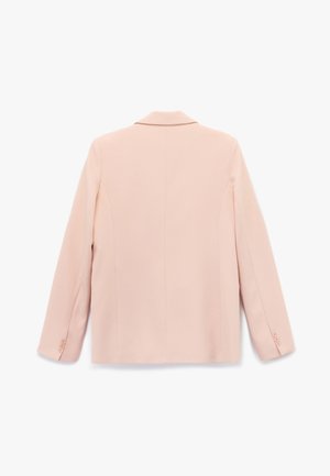 Blazer rose pâle avec une texture lisse, revers à cran, poignets à un bouton et coupe ajustée. Vue arrière avec des lignes épurées et un minimalisme dans les détails.