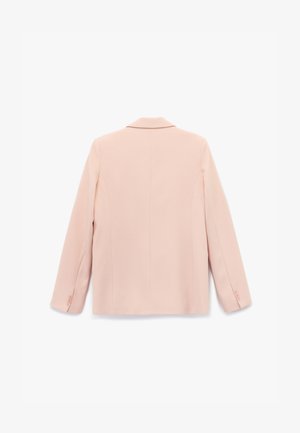 Blazer rose pâle avec une texture lisse, revers à cran, poignets à un bouton et coupe ajustée. Vue arrière avec des lignes épurées et un minimalisme dans les détails.