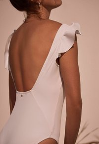 Mint Velvet RUFFLE - REGULAR FIT - Badeanzug - white rib