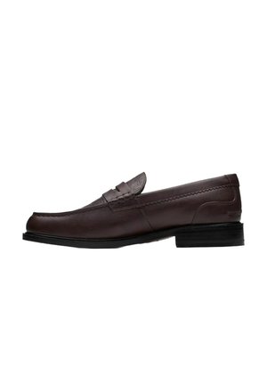 Mocassino in pelle marrone con una profile basso, cuciture sottili, una punta cucita e una suola in gomma piatta. Presenta un dettaglio con una fascia decorativa.