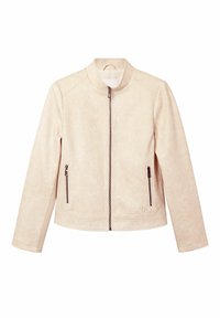 Giacca beige in suede sintetico con colletto alla mandarino, chiusura frontale con zip, due tasche laterali con zip e una texture liscia. Presenta una leggera lucentezza.