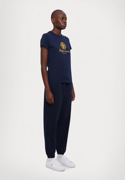 Polo Ralph Lauren HOTEL SHORT SLEEVE - Apdrukāts T-krekls - cruise navy/gold