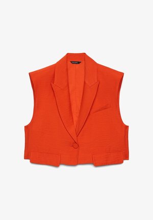 Heller orangefarbener ärmelloser Blazer mit breitem Revers, Ein-Knopf-Verschluss und drei aufgesetzten Fronttaschen, flach auf weißem Hintergrund liegend.