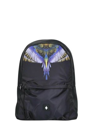 Zaino in tessuto nero con design colorato di ala di uccello sulla parte anteriore, tasca con cerniera singola e piccolo dettaglio logo nella parte inferiore.