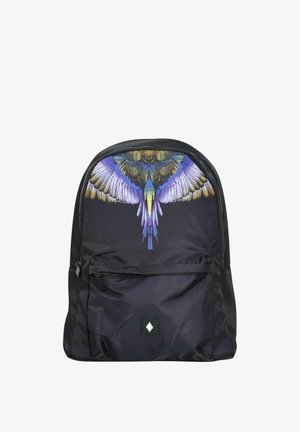 Zwarte stoffen rugzak met een kleurrijk vogelvleugelontwerp aan de voorkant, een enkel ritssluitingvak en een klein logodetail onderaan.