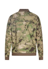 Camouflage bomberjack in groene, bruine en beige tinten. Heeft een geribde kraag en manchetten, en een textuurstof met een complex patroon.
