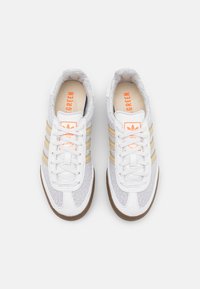 adidas Originals JEANS - Sapatilhas - crystal white/glory green