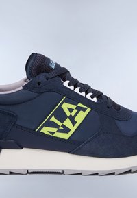 Baskets bleu marine avec une tige en suède texturé et synthétique, ornées d'un logo vert citron, de lacets blancs et d'une semelle intermédiaire blanche.