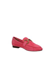 Mocassino in suede rosa con tacco piatto, caratterizzato da un accento di fibbia dorata e dettagli cuciti lungo i bordi. Design classico e slanciato.