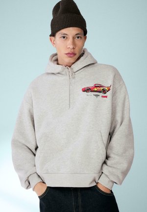 Grå fleecehættetrøje med en forlomme, der har en broderet rød bil grafik på venstre bryst. Hætten har snøre med belægning.