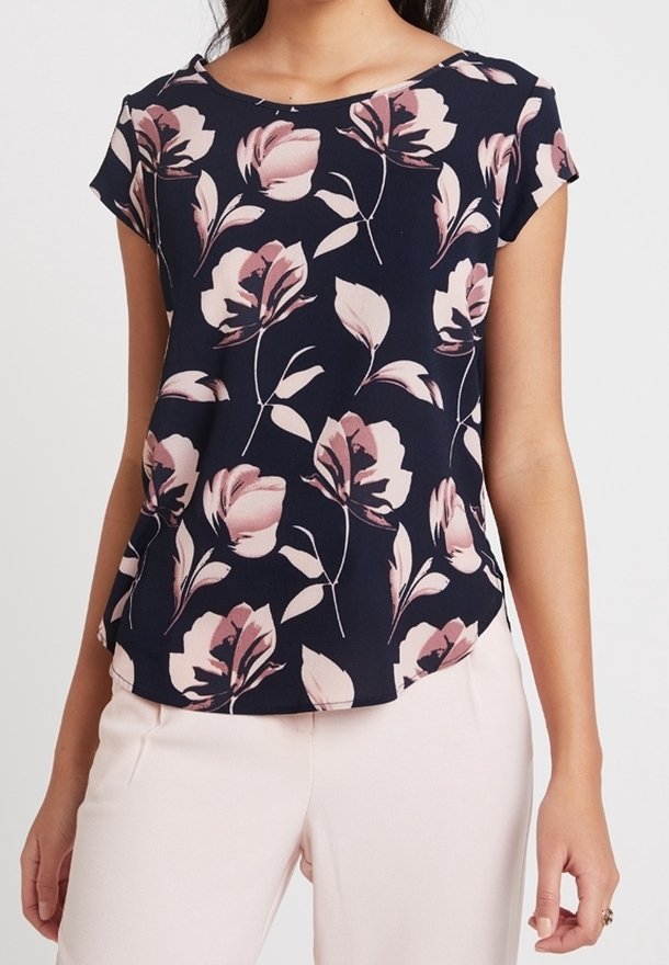 Blusa a maniche corte blu navy con motivo floreale rosa, scollatura rotonda e orlo leggermente curvo. Realizzata in tessuto leggero con una texture liscia.