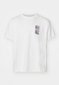 Weißes Baumwoll-T-Shirt mit einem grafischen Druck, der die Wörter "FIND" und "FINE" in Schwarz und Pink zeigt. Kurze Ärmel und klassischer Rundhalsausschnitt.