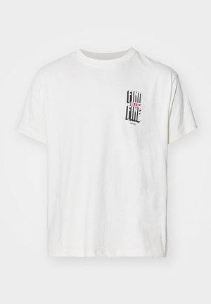 Hvid bomulds t-shirt med grafisk tryk med ordene "FIND" og "FINE" i sort og pink. Korte ærmer og klassisk crew neck design.