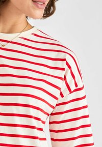 JoJo Maman Bébé BOYFRIEND czerwony