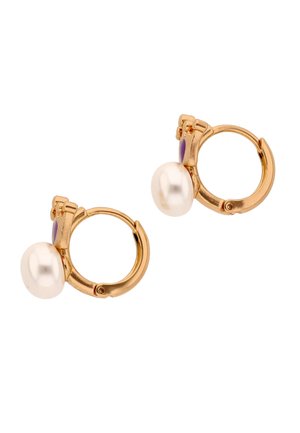 Gouden oorringen met een enkele witte parel en een kleine paarse edelsteen op elk slot, gepresenteerd tegen een witte achtergrond.