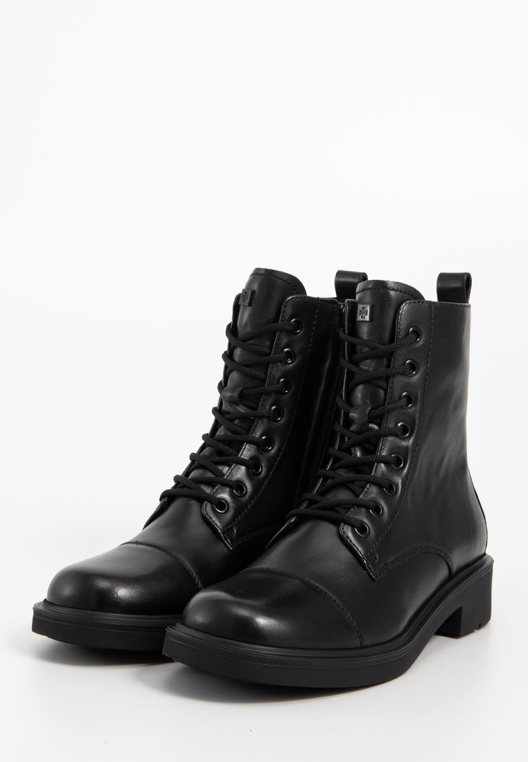 Schwarze Knöchelstiefel aus glattem Leder. Merkmale sind runde Zehen, eine schnürbare Front und ein moderater Blockabsatz. Minimalistisches Design mit Akzenten.