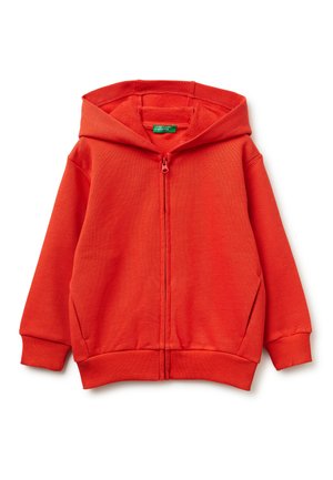 Rode zip-up hoodie met geribde boorden en zoom, voorzakken en een groen label aan de binnenkant van de kraag.