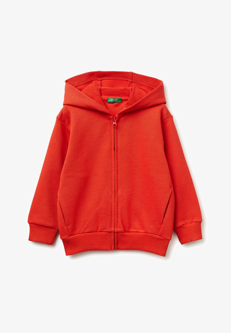 Sweat à capuche rouge zippé avec poignets et ourlet côtelés, poches avant et étiquette verte à l’intérieur du col.