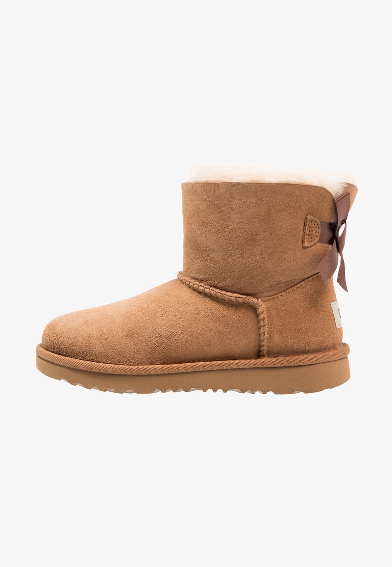 UGG - MINI BAILEY BOW II - Støvletter - chestnut, Forstørre