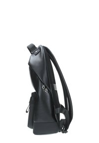 Zaino in pelle nera con un design elegante e curvo, dotato di spallacci regolabili, compartimento laterale e dettagli hardware metallici.