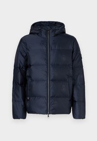 Marineblaue Daunenjacke mit Kapuze, Reißverschluss und gesteppter Optik. Verfügt über dezente Logomuster auf dem Stoff und eine strukturierte Oberfläche.