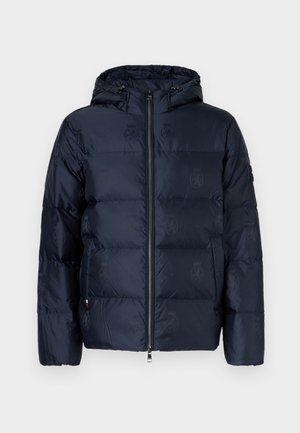 Tumši zila pūdera jaka ar kapuci, rāvējslēdzēja aizdari un izšūtu dizainu. Audumā ir nelieli logotipa raksti un teksturēts pārklājums.