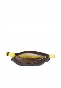 Borsa a sacchetto in pelle marrone con una tracolla gialla, dotata di chiusura a zip e interno foderato con una tasca gialla a zip aggiuntiva.