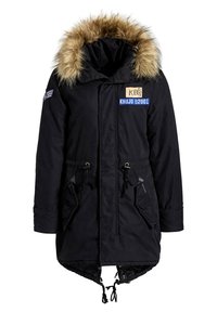 Parka noire avec capuche bordée de fourrure, cordons de taille ajustables, poches avant et écussons de marque sur la poitrine et la manche.