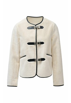 Chaqueta de lana color crema con cuello redondo, que presenta detalles en cuero negro, tres cierres de palanca y bolsillos frontales en ángulo.