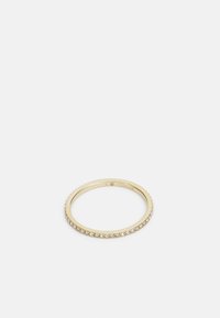 Goldfarbener Ring mit einer glatten Band und einer Reihe klarer, funkelnder Kristalle, die rund um den äußeren Rand gesetzt sind. Größe angegeben als 8.