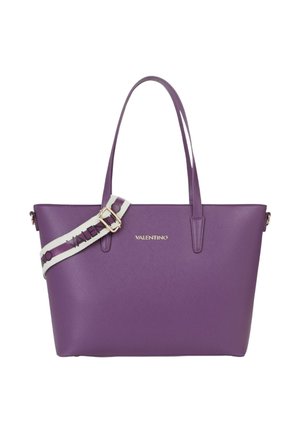 Sac cabas violet Valentino avec deux lanières d'épaule et une sangle en tissu blanche réglable avec texte noir et boucle dorée.