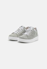 Gabor Trainers - pino/stone