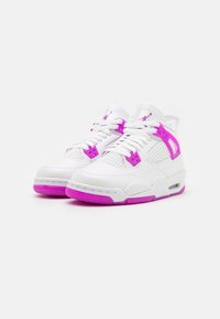 Sneaker bianche con accenti rosa, design in rete e dettagli occhio di pernice notevoli. Presentano una punta arrotondata e una suola in gomma testurizzata.